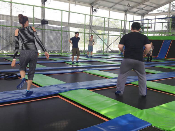 Di Gading Serpong, Anda tak perlu khawatir ketinggalan tren. Salah satunya adalah Jumped ini. (Jumped Trampolin Fit Club)