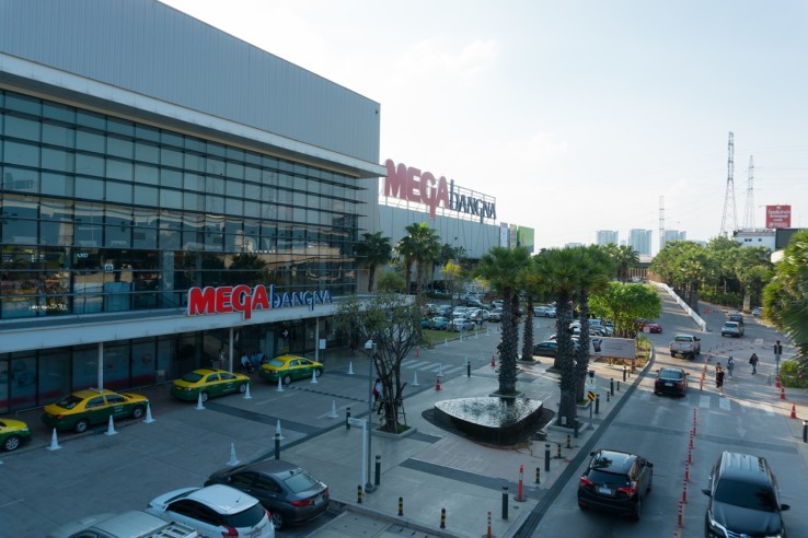 Smut Prakan , Thailand - January 03,2018 : Unidentified peoples are walking front shop of IKEA Bangkok Store in Mega Bangna, Samut Prakan, Thailand. Ikea is the world's largest furniture retailer store.Ikea is a slef service furniture store à¹à¸¡à¸à¸² à¸à¸²à¸à¸à¸²