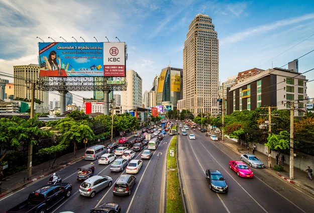 หà¹à¸§à¸¢à¸à¸§à¸²à¸ Evening view of Ratchadapisek Road and skyscrapers at Sukhumvit,