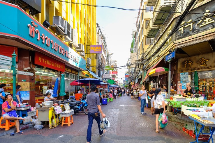 Local people shopping at the street food market of the famous Ch à¹à¸¢à¸²à¸§à¸£à¸²à¸