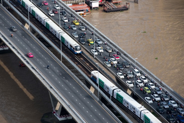 BANGKOK, JUNE 1, 2017: Traffic during the rush hour on Taksin สะà¸à¸²à¸à¸à¸²à¸à¸ªà¸´à¸ à¹à¸à¸£à¸´à¸à¸à¸£à¸¸à¸