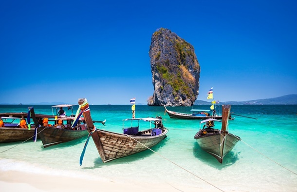 Boat on the beach at Phuket Island ภูà¹à¸à¹à¸