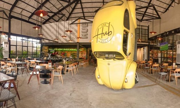 Â Selain interior kafe yang dibuat modern, di tempat nongkrong ini ada mobil VW kuning yang dipasang terbalik. (jejakpiknik.com)