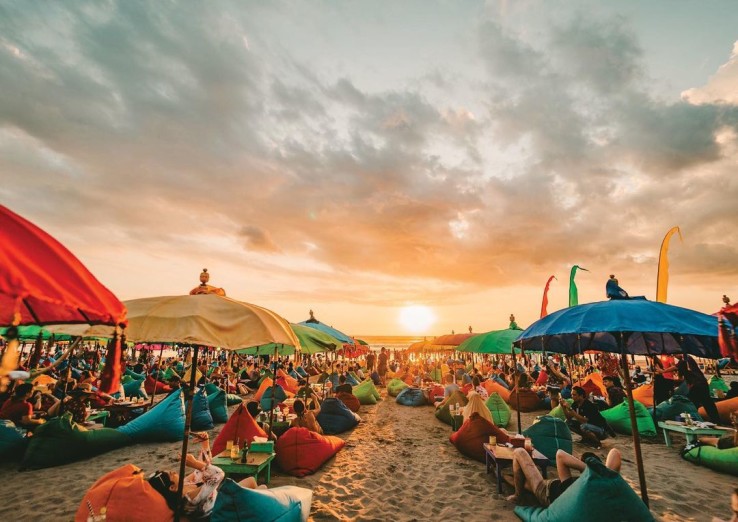 Deretan bean bag yang dinaungi payung warna-warni membuat La Plancha menjadi tempat nongkrong favorit. (Instagram @laplanchabali)