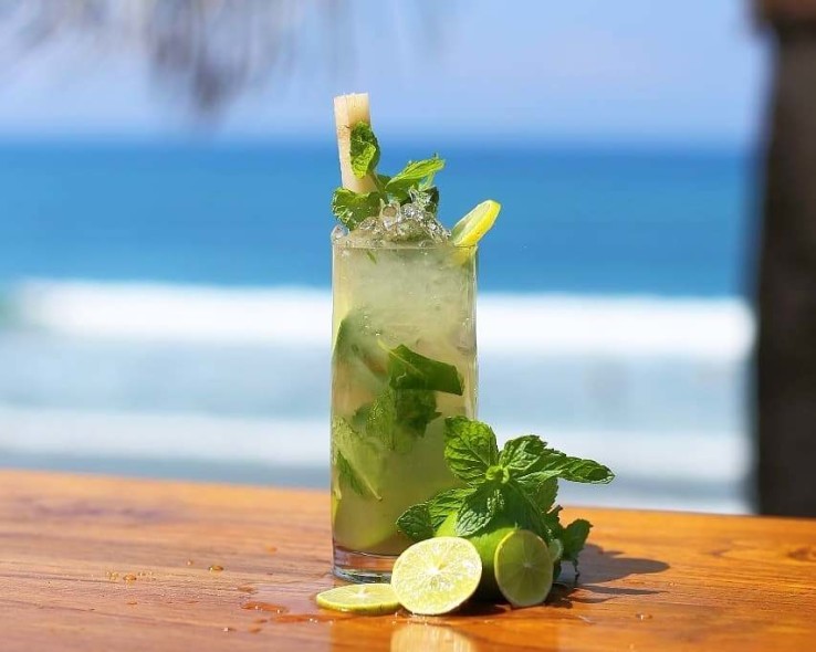 Salah satu tempat nongkrong terbaik untuk menikmati nightlife di Bali adalah Ku De Ta Beach Club Bali. (Instagram @kudetabali)