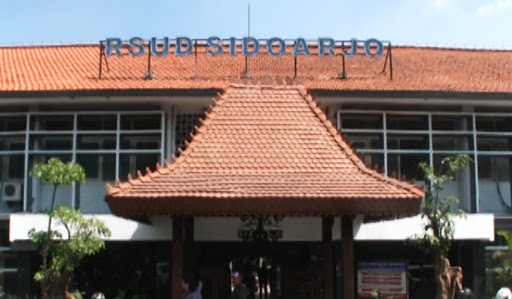 Infrastruktur dan fasilitas Sidoarjo yang paling penting diketahui tentunya adalah fasilitas kesehatan. RSUD Sidoarjo adalah salah satu rumah sakit paling âsibukâ dan selalu padat pasien. (portal.sidoarjokab.go.id)