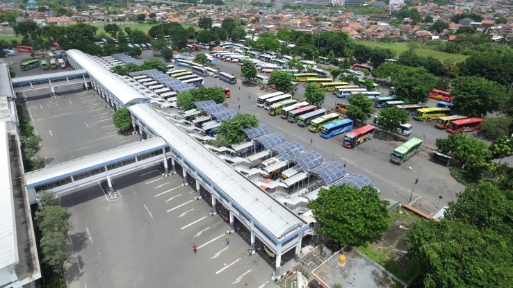 Salah satu infrastruktur dan fasilitas Sidoarjo adalah Terminal Purabaya, yang merupakan terminal terbesar di Asia Tenggara. (jatimnow.com)