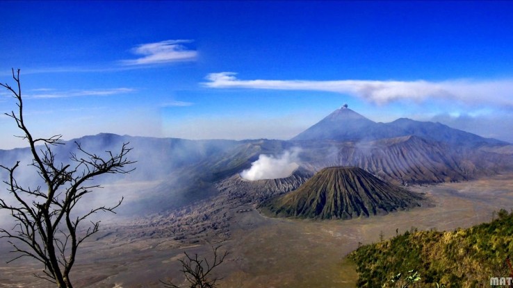 Gunung Bromo memiliki pemandangan paling ikonik dan mengesankan, dengan puncaknya yang paling dikenal sebagai objek wisata Malang. (tempatwisata.pro)
