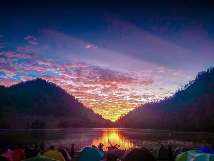 Karena Gunung Semeru merupakan gunung berapi aktif, maka tidak disarankan menginap di puncak gunung karena terdapat gas beracun yang mematikan saat hari beranjak siang. (viapendaki.com)