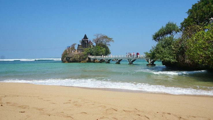 Sejak tahun 1985 pantai ini termasuk wisata Malang andalan dengan panorama alam serta gelombang yang memanjang hampir 2 kilometer dan hamparan pasir nan luas. (konfirmasitimes.com)