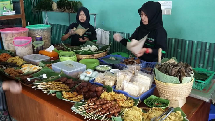 3. Pasar Modern Bintaro: Pecel Pincuk Bu Ida