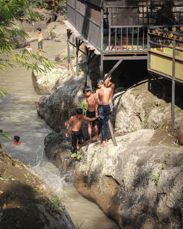 Di sungainya yang eksotik, para pengunjung boleh berenang. (Foto: Akun IG @saungende)