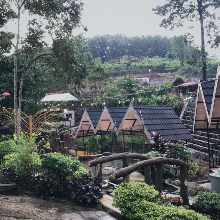 Banyak saung tersedia, baik untuk bersantap maupun bersantai. (Foto: Akun IG @saungende)
