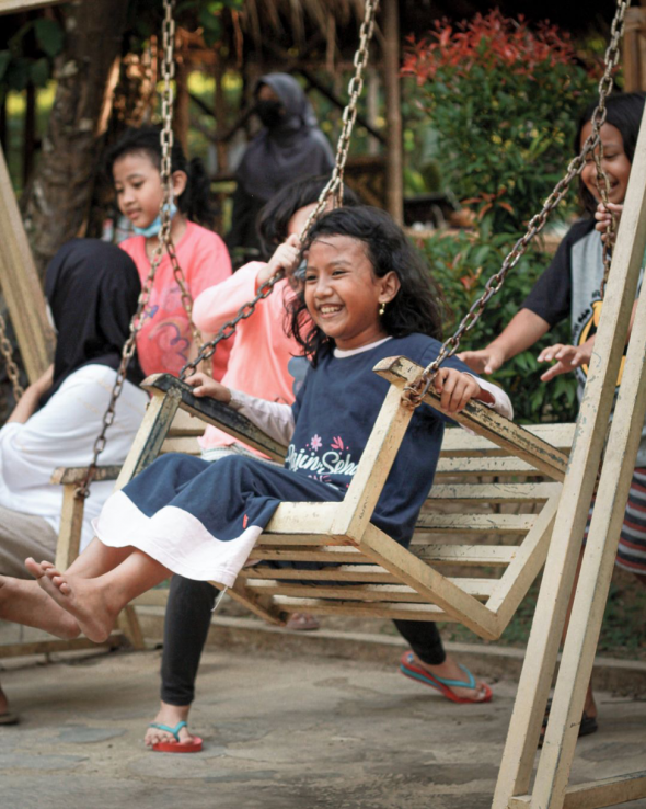 Saung Ende Serang dilengkapi taman bermain anak yang seru. (Foto: Akun IG @saungende)