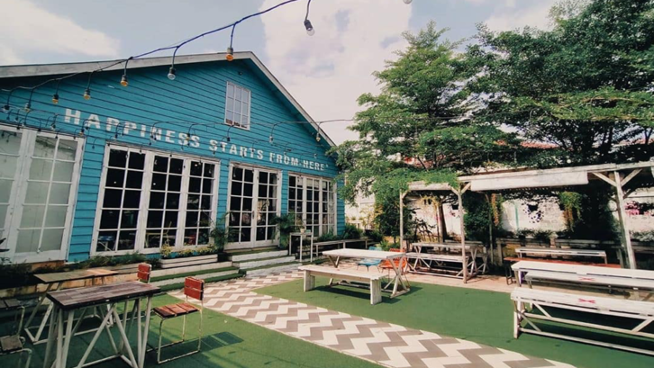 Gaya country house sangat mencolok dilihat dari luar membuat kafe ini seru untuk berfoto ria. (Foto: zomato.com)