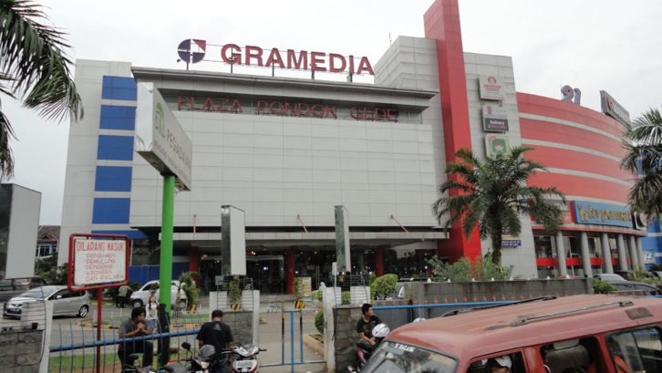 Plaza Pondok Gede menghadirkan alternatif belanja yang lengkap dan dukungan fasilitas yang nyaman. (Foto: mapio.net)