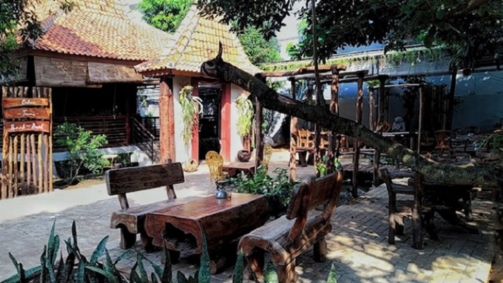 10. Tempat Buka Puasa di Jakarta Timur: Teras Rumah Nenek, Bertema Kebun