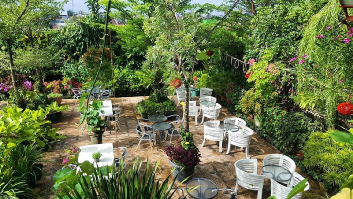 2. Tempat Buka Puasa di Makassar: La Buana Cafe & Resto, Bersantap di Tengah Kebun