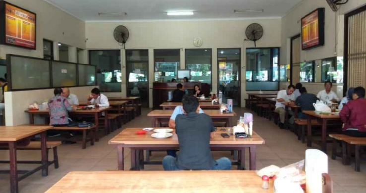 3. Tempat Buka Puasa di Surabaya: RM Ayam Goreng Asli Pemuda