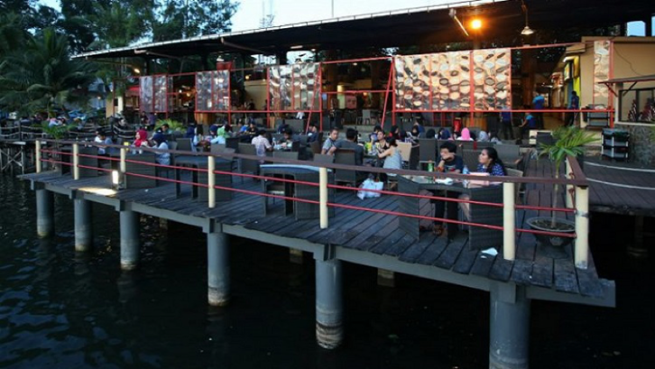 8. Tempat Buka Puasa di Makassar: Kampoeng Popsa, Menikmati Sunset Pantai Losari