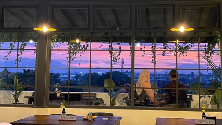 9. Tempat Buka Puasa di Jakarta Timur: Lukla Rooftop, Menikmati Matahari Terbenam