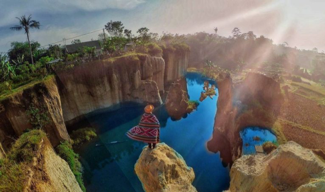 Tebing Koja yang biasa disebut sebagai Kandang Godzilla merupakan alternatif lain tempat piknik di Tangerang. (Foto: wisatangehits.com)