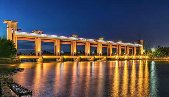 Tempat piknik di Tangerang Pintu Air 10 merupakan bendungan di Sungai Cisadane yang dibangun pada masa pendudukan Belanda. (Foto: tapak.id)