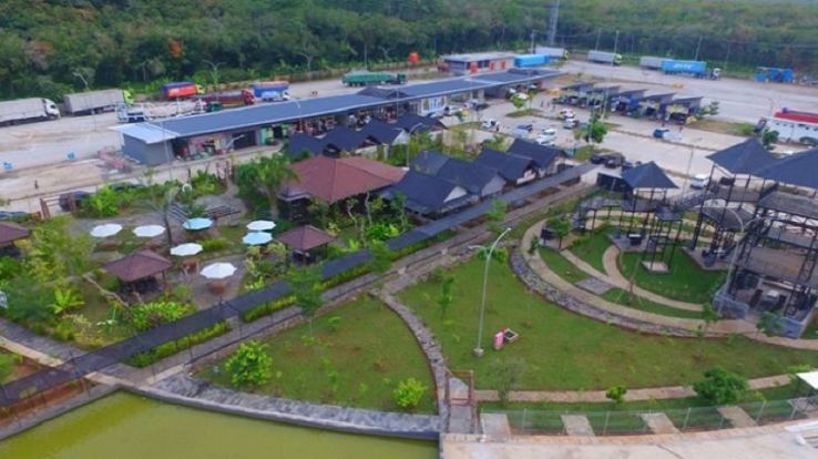 Ruas Tol Batang Semarang memiliki rest area yang superlengkap. (Foto: Gridoto.com)