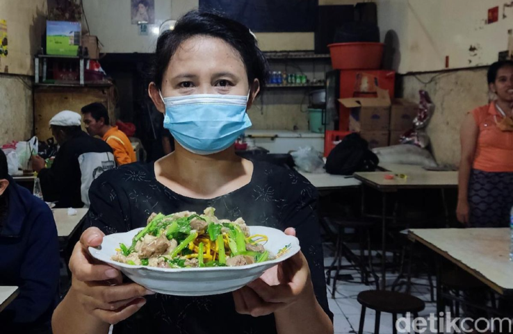 8. Kuliner Makassar: Mie Hengki