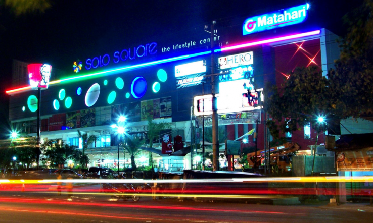 Solo Square, mall di Solo yang sangat ramai dikunjungi masyarakat. (Foto: thenyaman.com)
