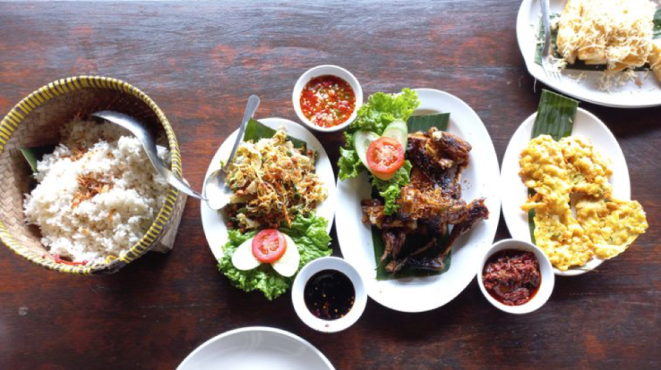 6. Kuliner Sentul: Sawah Segar Sentul