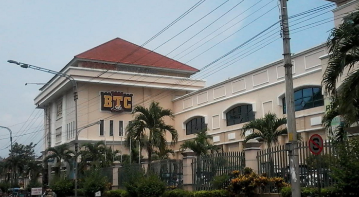 Beteng Trade Center, mall di Solo yang menawarkan ragam batik khas. (Foto: tripadvisor.co.id)