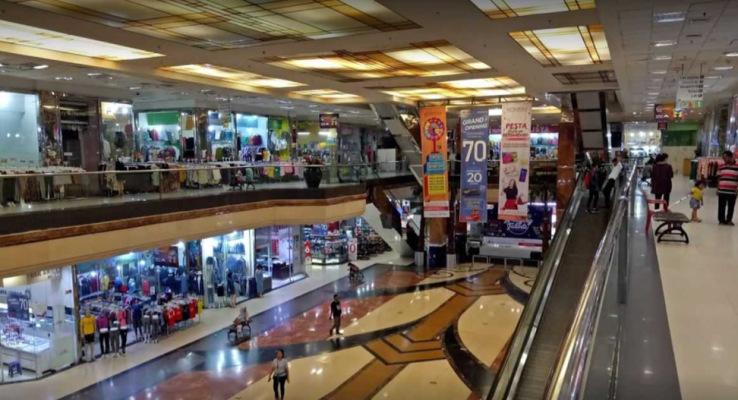 Setiap lantai, Metropolis Town Square diisi oleh tenant-tenant pilihan yang memanjakan pengunjung dengan produk atau kuliner andalan. (Foto: gotomalls.com)