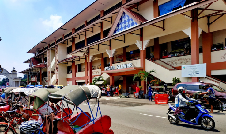Tak lekang oleh waktu, Pasar Klewer tetap memiliki tempat tersendiri di hati para wisatawan hingga saat ini. (Foto: jatengdaily.com)