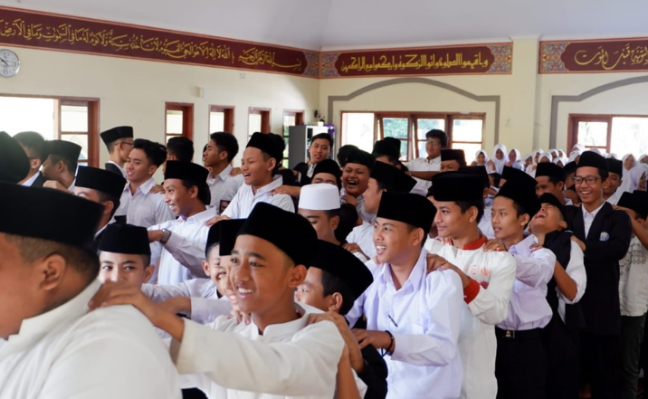 8. Pesantren di Depok: Almanar Azhari