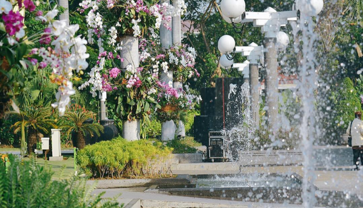 Pesona Taman Surya Balai Kota Surabaya yang kekinian menjadi magnet untuk menarik warga dan wisatawan. Â (Foto: bappeko.surabaya.go.id)