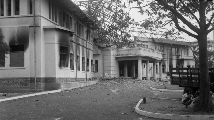 Kondisi Balai Kota Malang ketika dibakar oleh GKR sebagai bentuk perlawanan terhadap penjajah Belanda. (Foto: tugumalang.id)