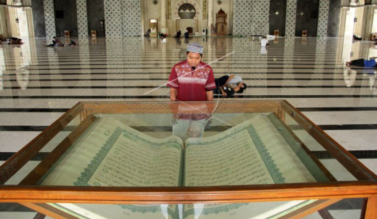 Keunikan Masjid Raya Makassar: Al Quran Raksasa