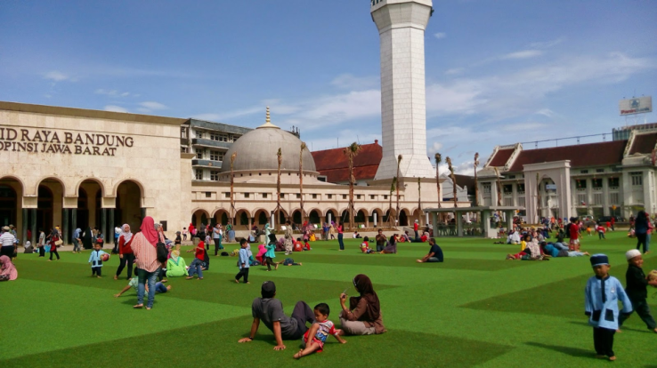 Bersantai di Alun-alun Masjid Raya Bandung