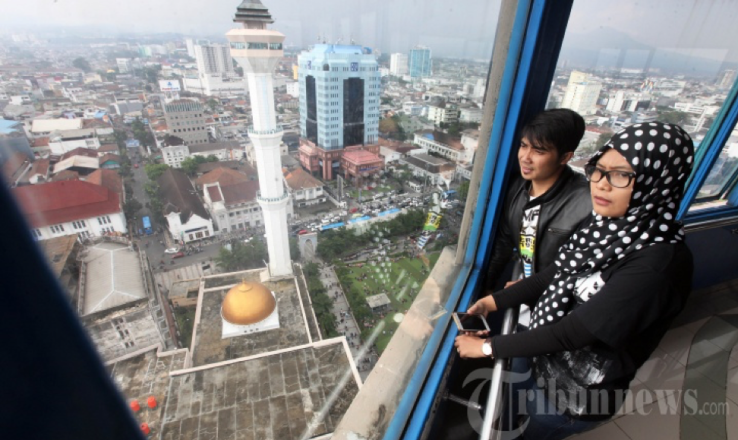 Menikmati Pemandangan dari Menara Kembar di Masjid Raya Bandung 