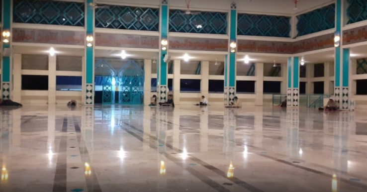 Ruang salat di Masjid Raya Pondok Indah yang memiliki desain modern dengan material terbaik. (Foto: jamdigital.co.id)