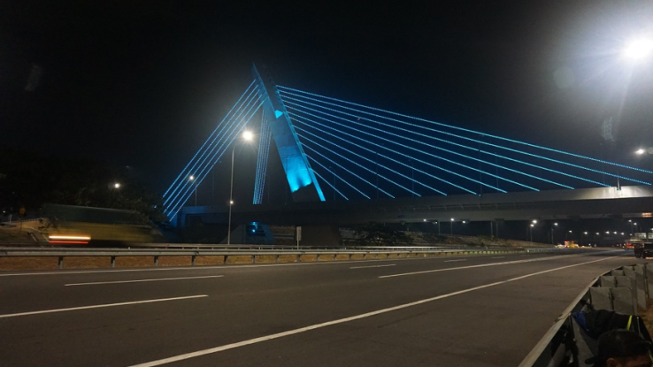 Jembatan Klodran waktu malam hari dengan hiasan lampu yang sangat indah. (foto: mandalapp.com)