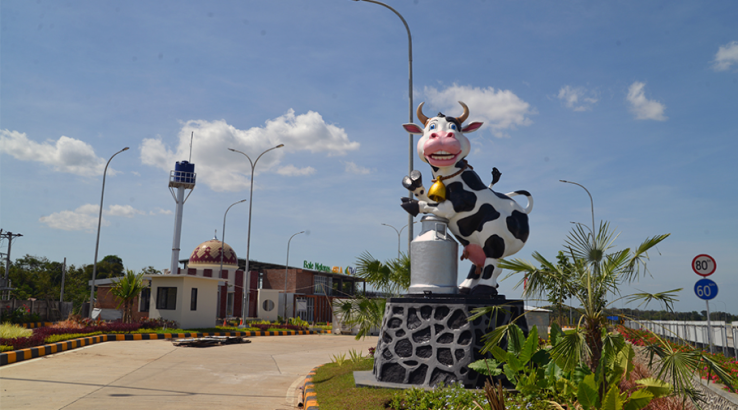 Rest area KM 487 di Boyolali dengan patung sapi perah, merepresentasikan Boyolali sebagai pusat produksi susu. (foto: transmargajateng.co.id)