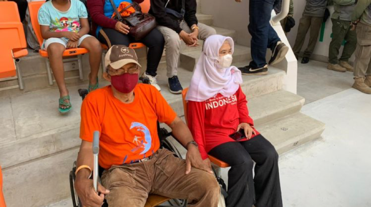 Pengguna kursi roda dengan nyaman menonton di tribun stadion (Foto: kompas.com)