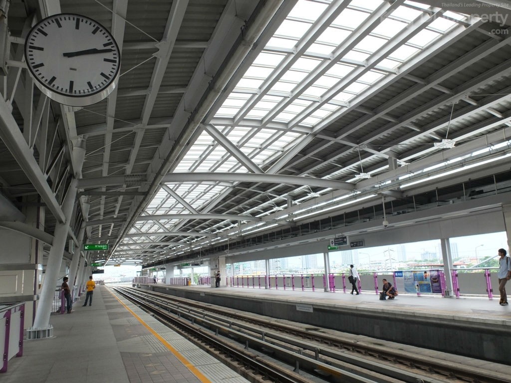Talat Phlu BTS station
