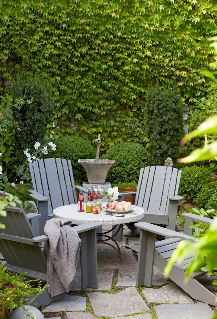 Bangku kecil dan meja yang sederhana dapat merubah taman kecil Anda menjadi menarik. Image via www.elledecor.com