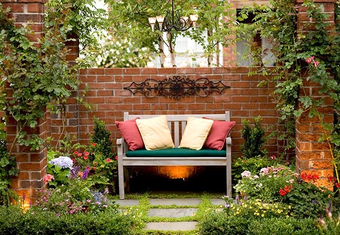 Karena ukuran taman yang kecil, hal tersebut akan menambah suasana lebih dekat dan intimasi, bahkan nuansa romantis. Image via www.lowes.com