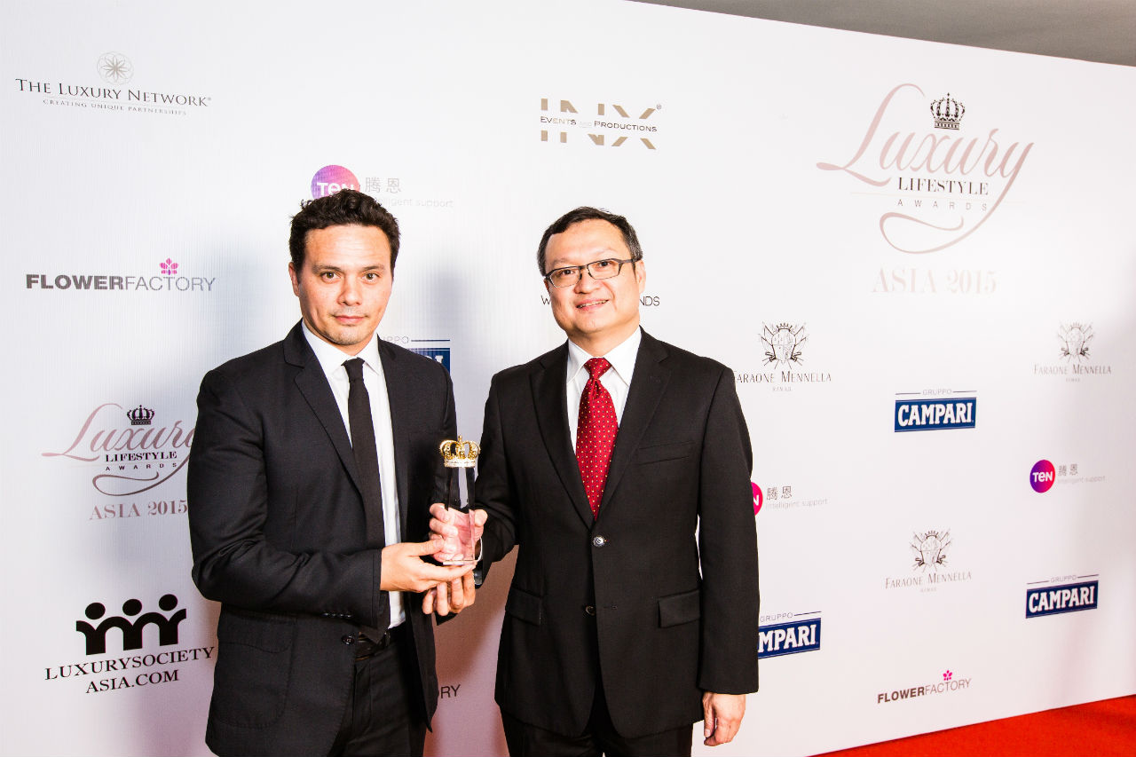 Sansiri_Cobby Leathers Head of International Marketing and Uthai Uthaisungsuk SEVP of Sansiri PLC with their award