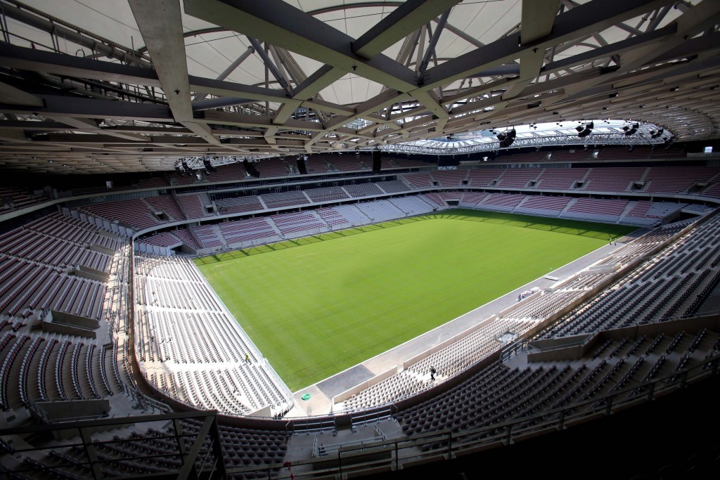 ©PHOTOPQR/NICE MATIN ; ©Cyril Dodergny   - Nice le 13/08/2013 - Saint Isidore - Stade Allianz Riviera - Plus que quelques jours avant l'inauguration officielle du nouveau stade de l'OGC Nice " L'Allianz Riviera" - Les dernieres finitions sont en phase d'être terminer - La pelouse vient d'être poser (voir photo)