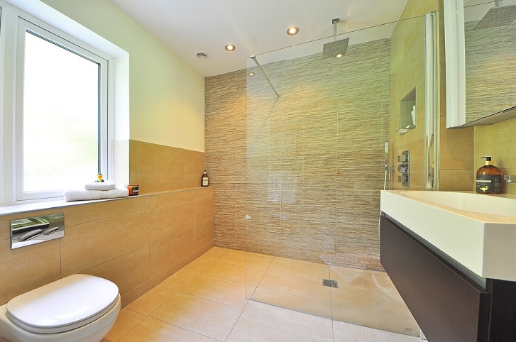 Shower area yang dilengkapi dengan sekat kaca (glass screen). (sumber: pixabay.com)